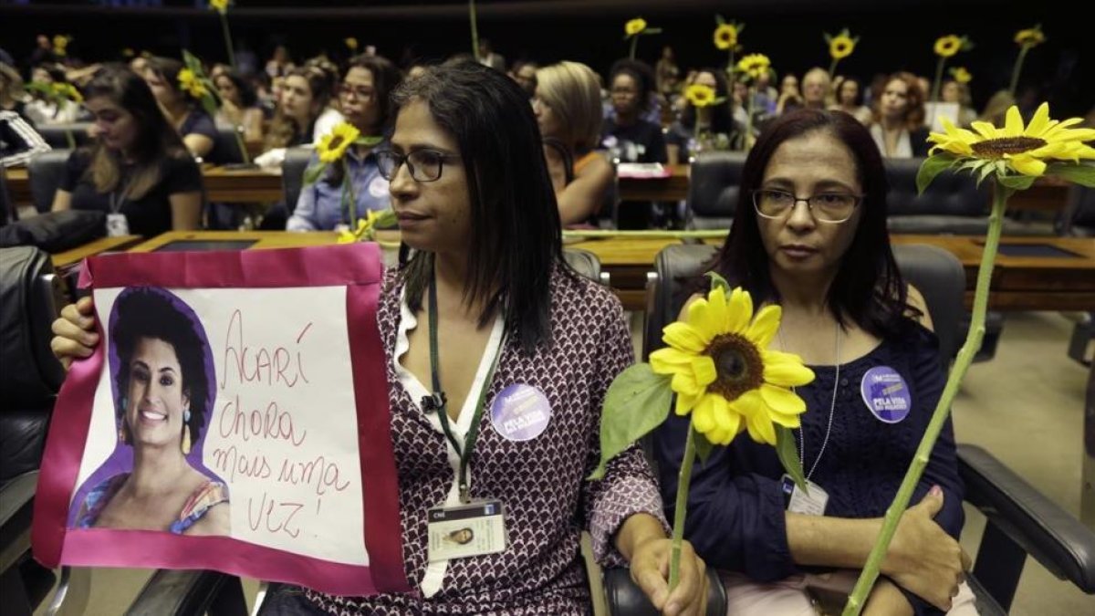 Varias mujeres participan en un homenaje a la concejala brasileña Marielle Franco, en la Cámara de Diputados, en Brasilia, el 15 de marzo.-/ EFE / JOEDSON ALVES