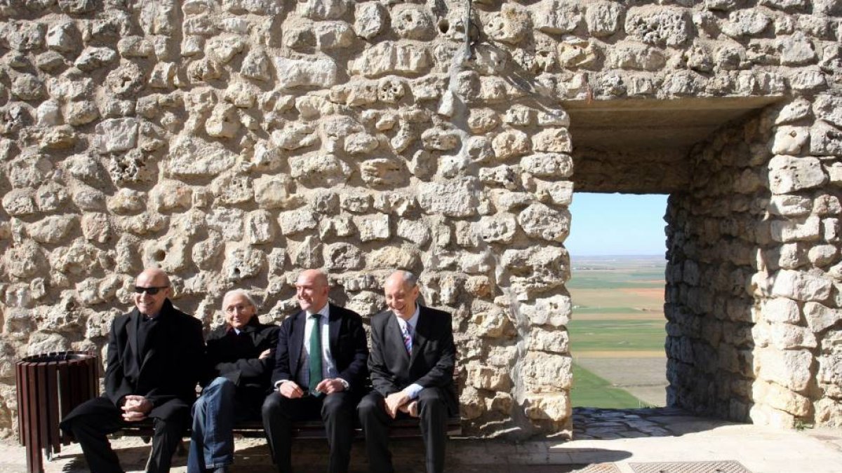 El presidente de la Diputación de Valladolid, Jesús Julio Carnero, el presidente de la Academia de las Artes Escénicas de España (AAEE), José Luis Alonso de Santos, el escritor Antonio Piedra (D), y el actor Antonio Resines (I)-Ical