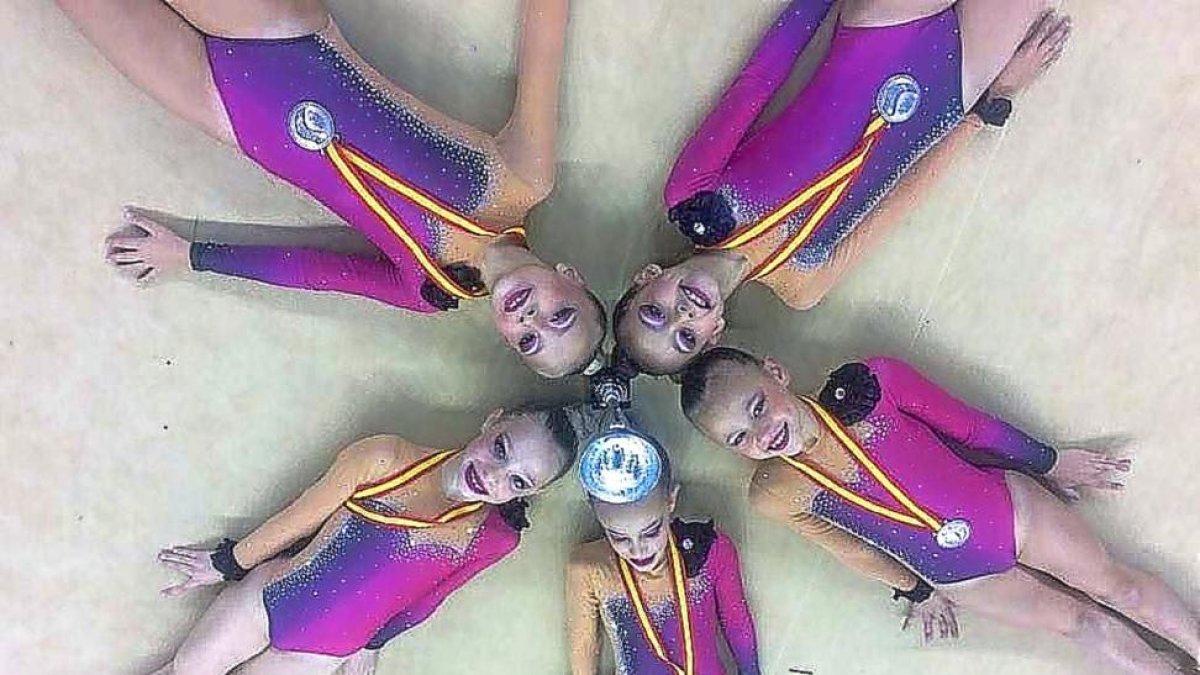 Las gimnastas del Club La Victoria posan con las medallas y la Copa de subcampeonas de España.-EM