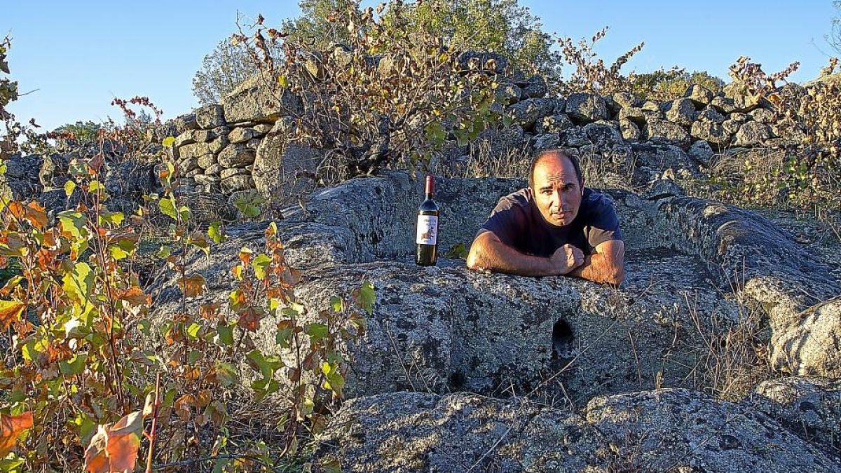 Carlos Martín, en el interior de uno de los antiguos lagares de granito de Santibáñez de la Sierra.-ARGI
