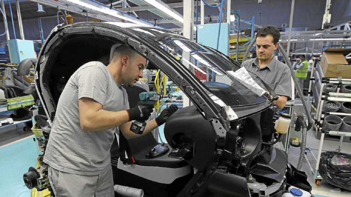 Cadena de montaje del Twizy en la factoría de Renault de Valladolid.-J. M. LOSTAU