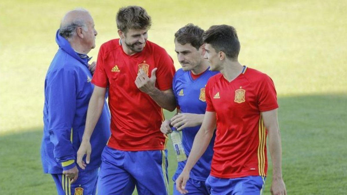 Bartra, Casillas y Piqué en una concentración de la selección junto al seleccionador Vicente del Bosque.-EFE / JUANJO MARTIN
