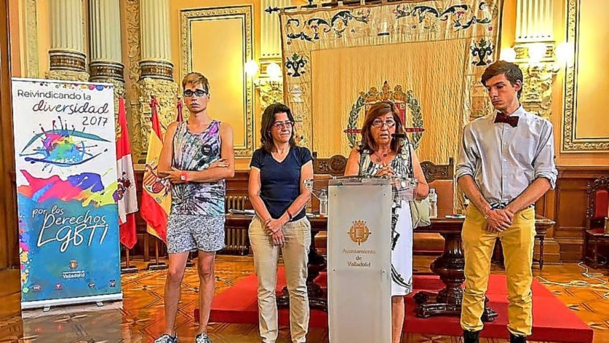 La concejala Victoria Soto, con los representantes de los colectivo organizadores del Día del Orgullo LGTB.-EL MUNDO