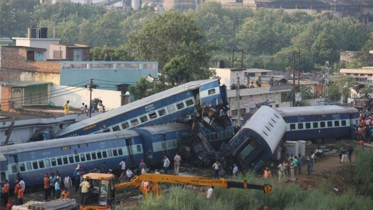 Accidente de tren en la región india de Uttar Pradesh.-EFE / RAJAT GUPTA