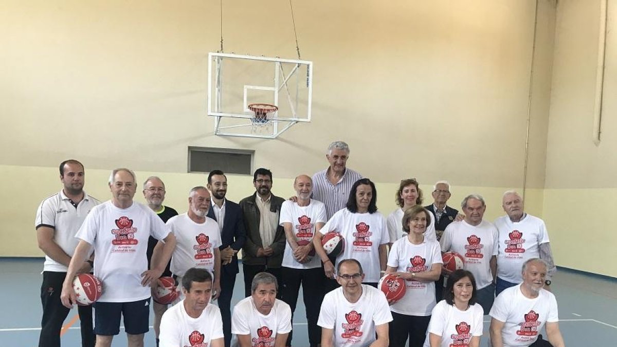 Participanres del Programa ‘SúperSenior’ de Valladolid con Fernando Romay de testigo de excepción.-G. V.
