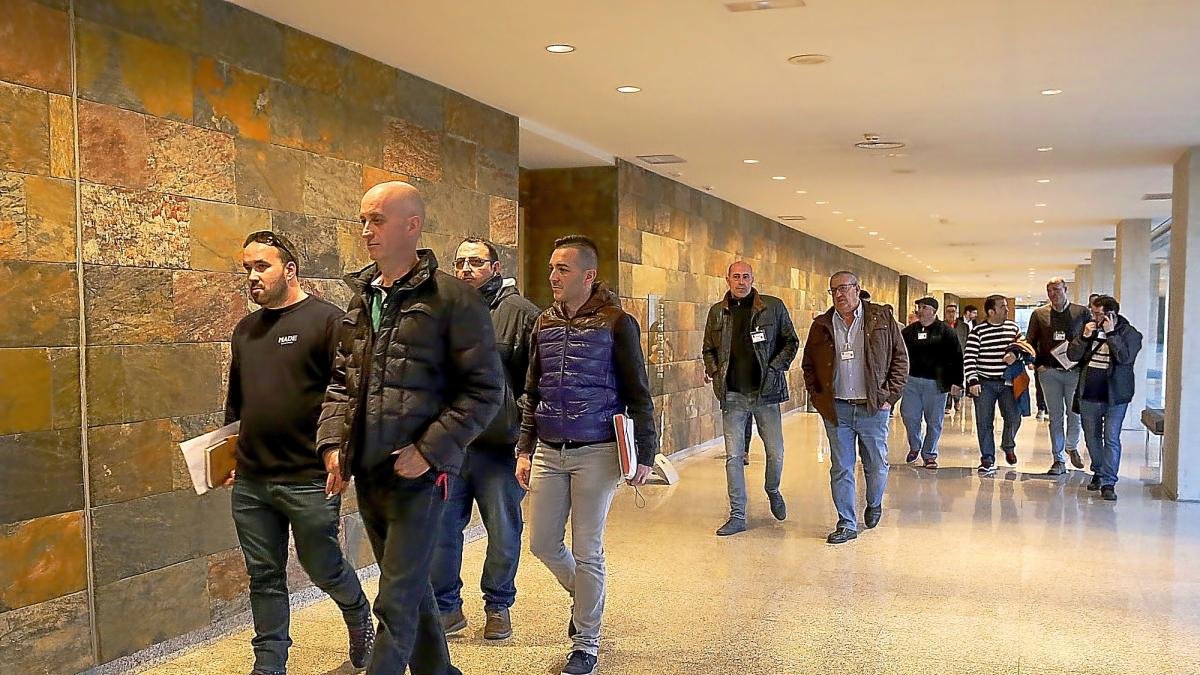 Trabajadores de la planta de IsowatMade en las Cortes en una imagen de archivo.-ICAL