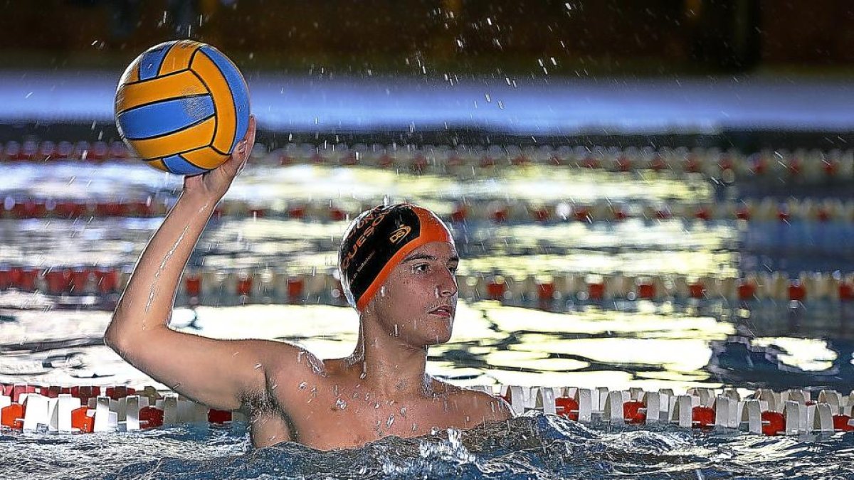 Un jugador del Waterpolo Valladolid dispuesto a lanzar.-J.C. CASTILLO