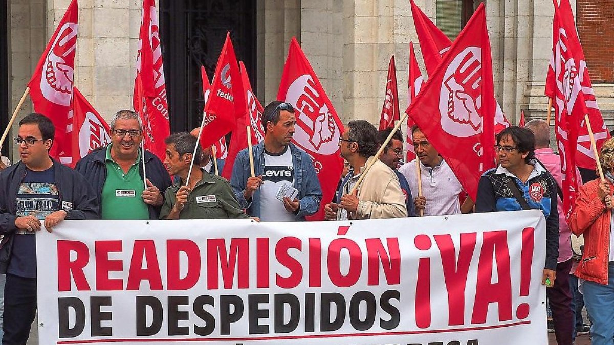 Protesta de los trabajadores de Philips en la plaza Mayor.-PABLO REQUEJO