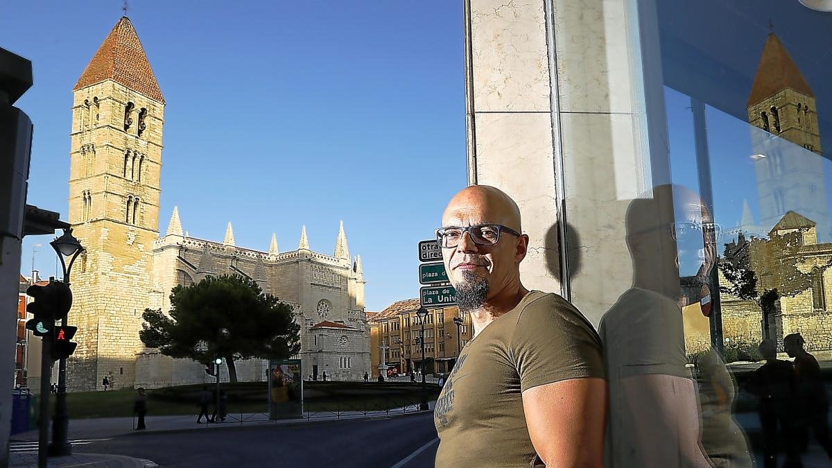 El escritor César Pérez Gellida junto a la iglesia de la Antigua.-J.M. LOSTAU