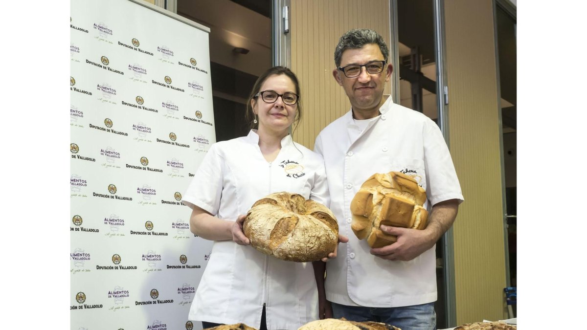 Javier y Chari, propietarios de la tahona que ha lanzado esta iniciativa en Villanubla, Valladolid. / EM