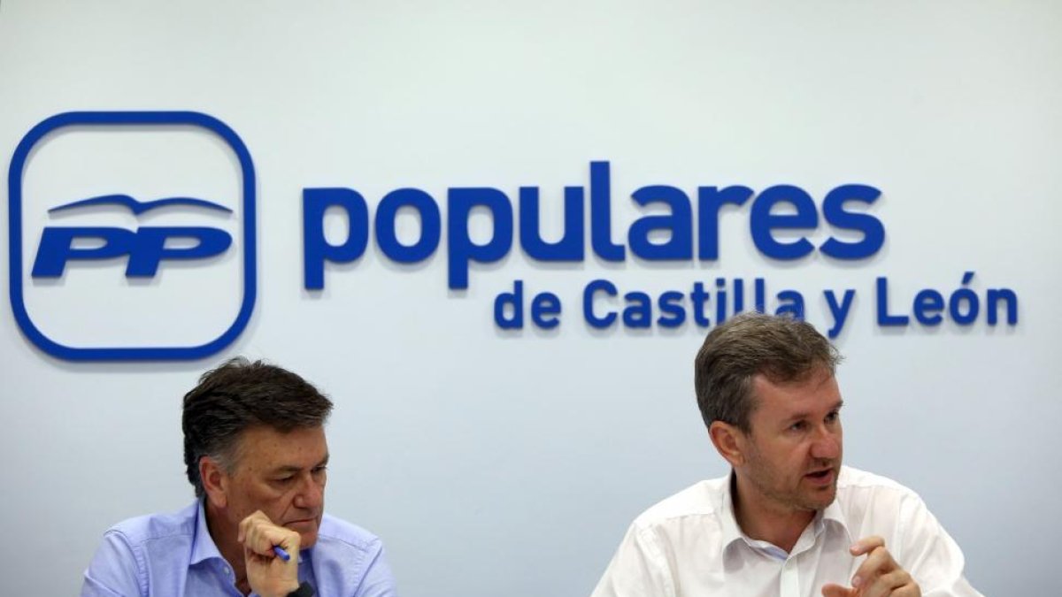 El secretario autonómico del PPCyL, Francisco Vázquez (I), y el vicesecretario de Organización y Electoral, Javier Lacalle, presiden una reunión con los vicesecretarios provinciales del partido-ICAL