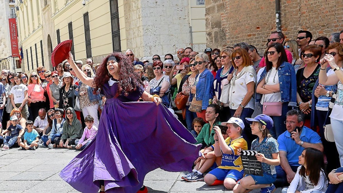 Olga Mansilla, en la ruta dedicada a Cervantes. | J. M. LOSTAU