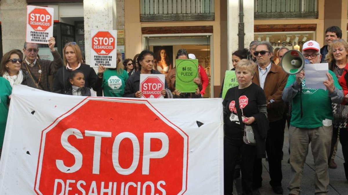 La PAH se concentra delante de la sede del PP en Palencia para evitar que se derogue la Ley 24/2015.-ICAL