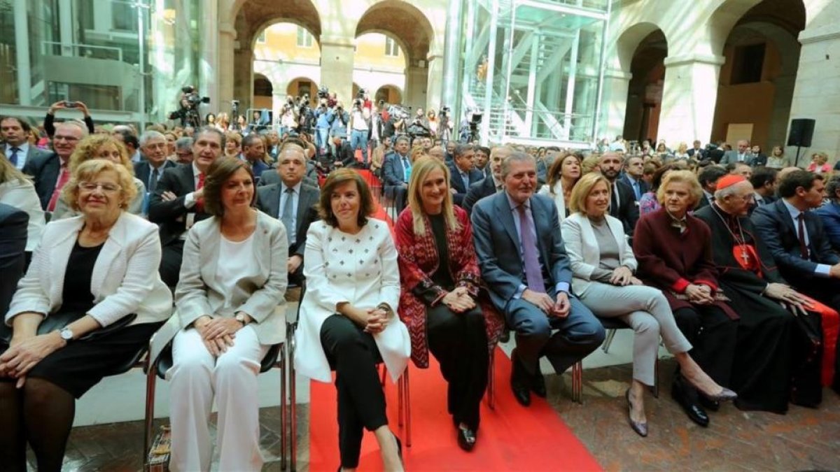 Cristina Cifuentes, el pasado Dos de Mayo, entre la vicepresidenta, Soraya Sáenz de Santamaría, y el ministro portavoz, Íñigo Méndez de Vigo.-JUAN MANUEL PRATS