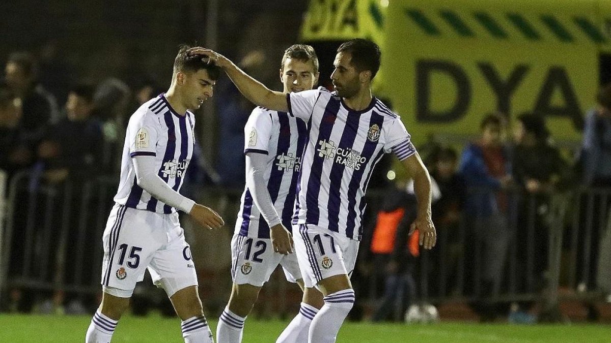 El lateral Moyano felicita al mediocentro Aguado, tras uno de sus goles, en presencia del extremo De Frutos.-PHOTOCOLME