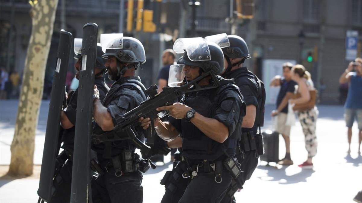 Varios agentes patrullan Barcelona durante el atentado terrorista en las Ramblas. /-ALBERT BERTRAN