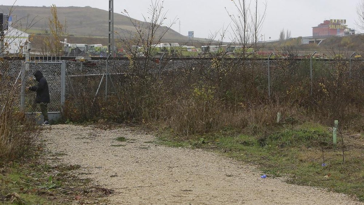 Una valla protege este tramo de la red ferroviaria, aunque hay una puerta por la que se puede acceder.-RAÚL G. OCHOA