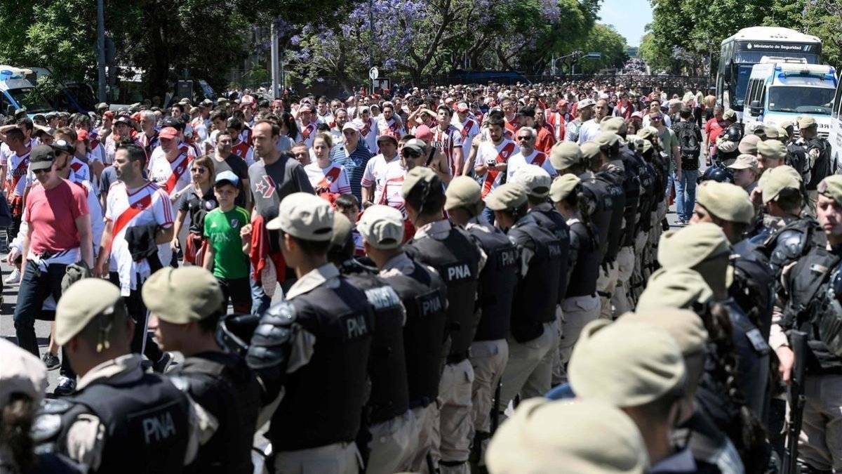 Aficionados de River Plate en los ingresos del Estadio Monumental.-EL PERIÓDICO
