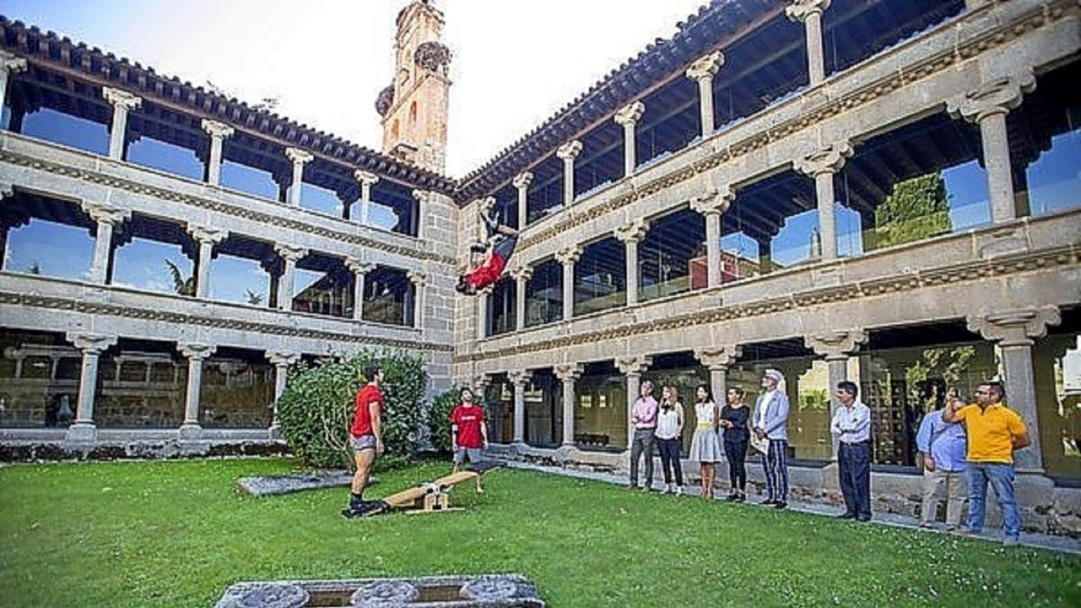 Tres acróbatas durante un espectáculo de la sexta edición del Festival Internacional de Cir&co de Ávila.-ICAL