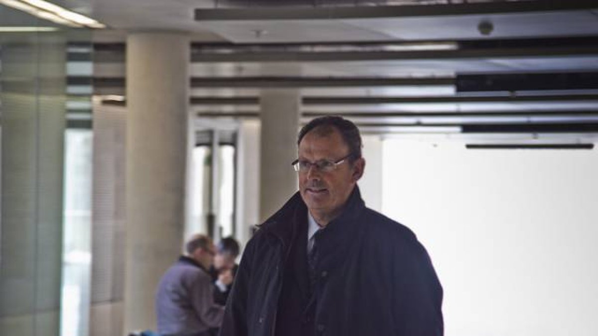 El abogado de Iñaki Urdangarin, Mario Pascual Vives, en la Ciutat de la Justícia, en Barcelona, el pasado 22 de marzo.-Foto: JOAN S. PUIG PASQUAL