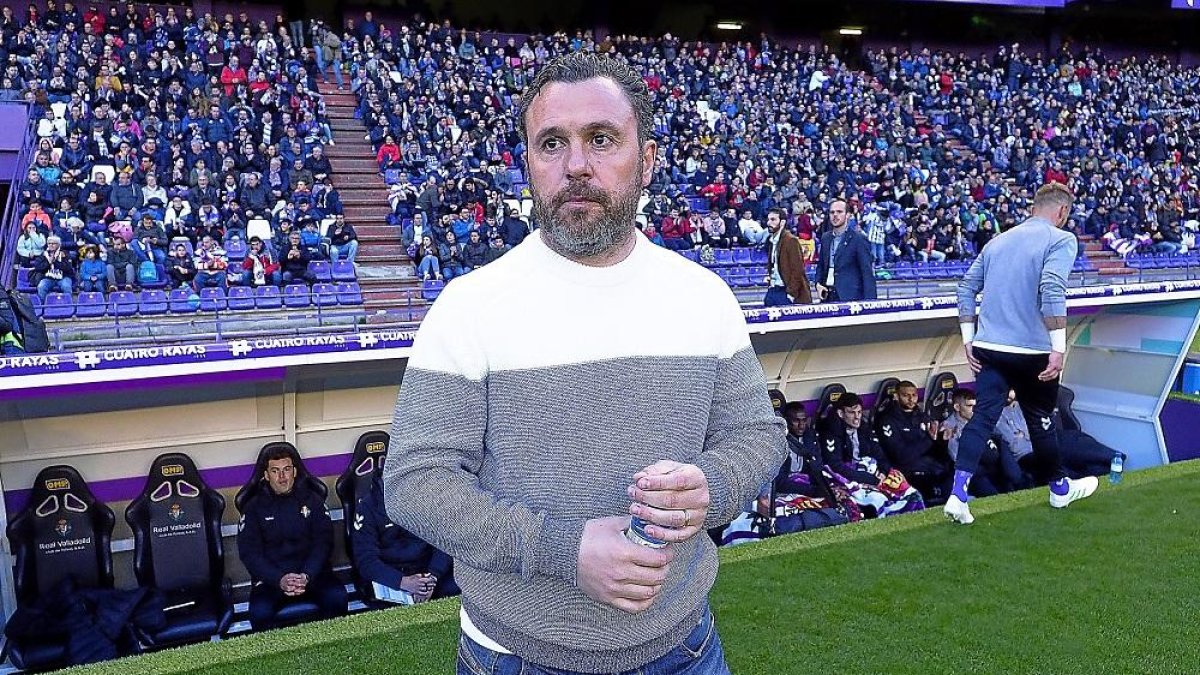 Sergio, pensativo, justo antes de comenzar el partido.-PABLO REQUEJO