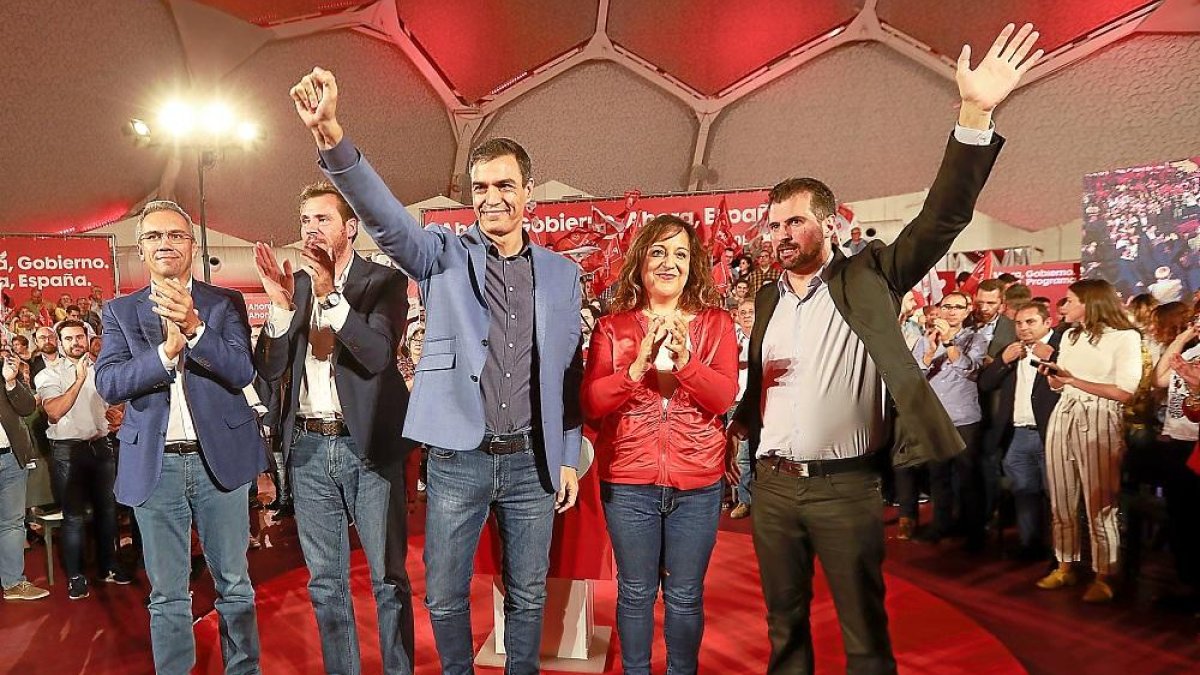 Izquierdo, Puente, Sánchez, Iratxe García y Tudanca en el mitin celebrado en la Cúpula del Milenio.-J.M. LOSTAU