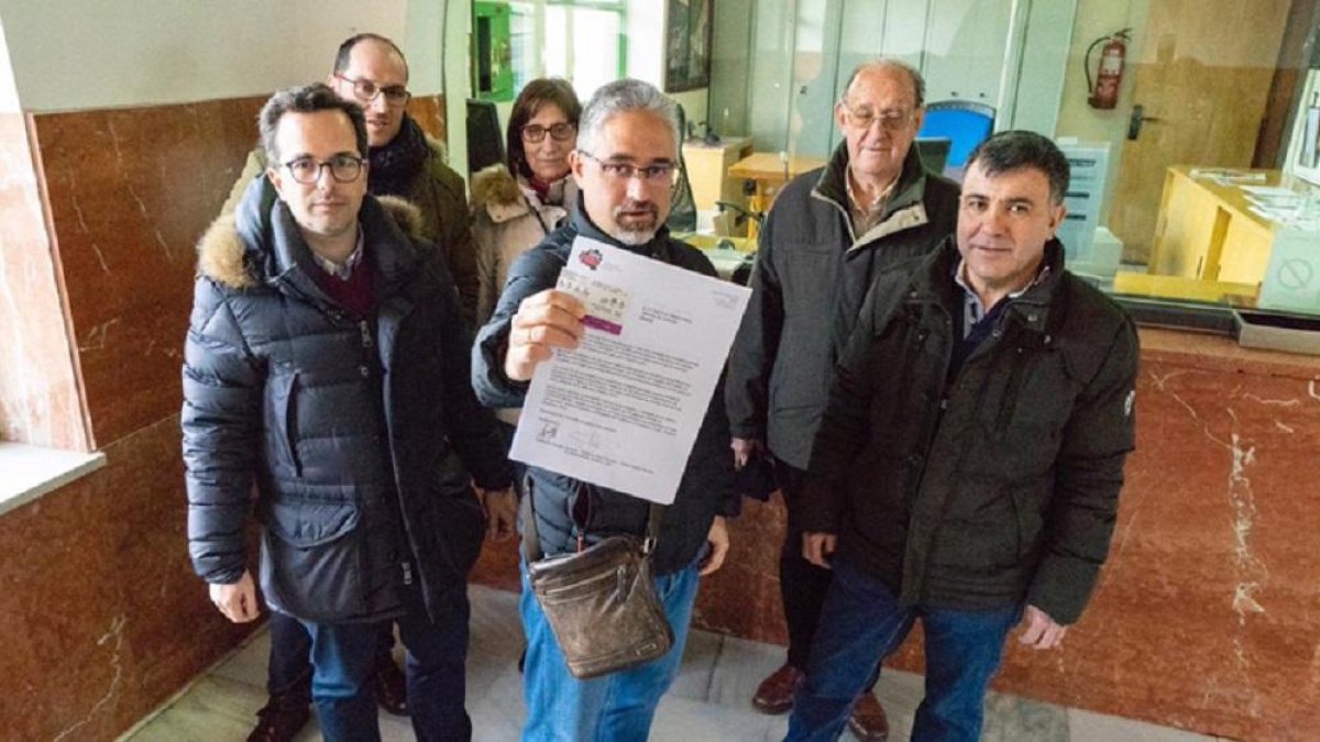 Miembros de Soria Ya muestran el billete y la carta dirigida al ministro.-EM