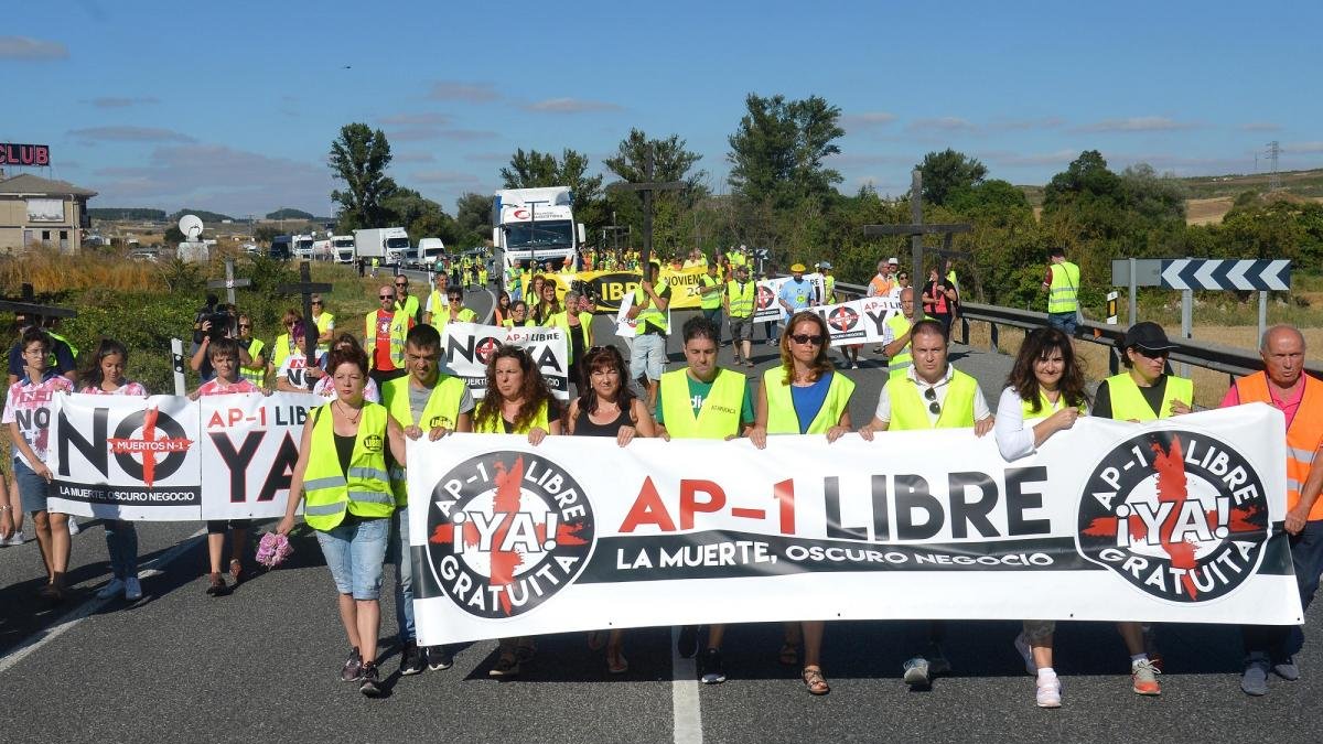 La Plataforma de Afectados por la N-1 realiza una concentración en el kilómetro 254 de la carretera N-1 a la altura de Quintanapalla, y corta la carretera.-RICARDO ORDÓÑEZ / ICAL