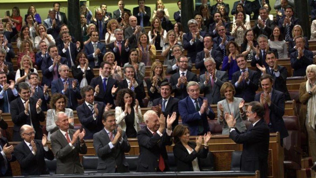 Mariano Rajoy, aplaudido por la bancada del PP en su investidura.-DAVID CASTRO