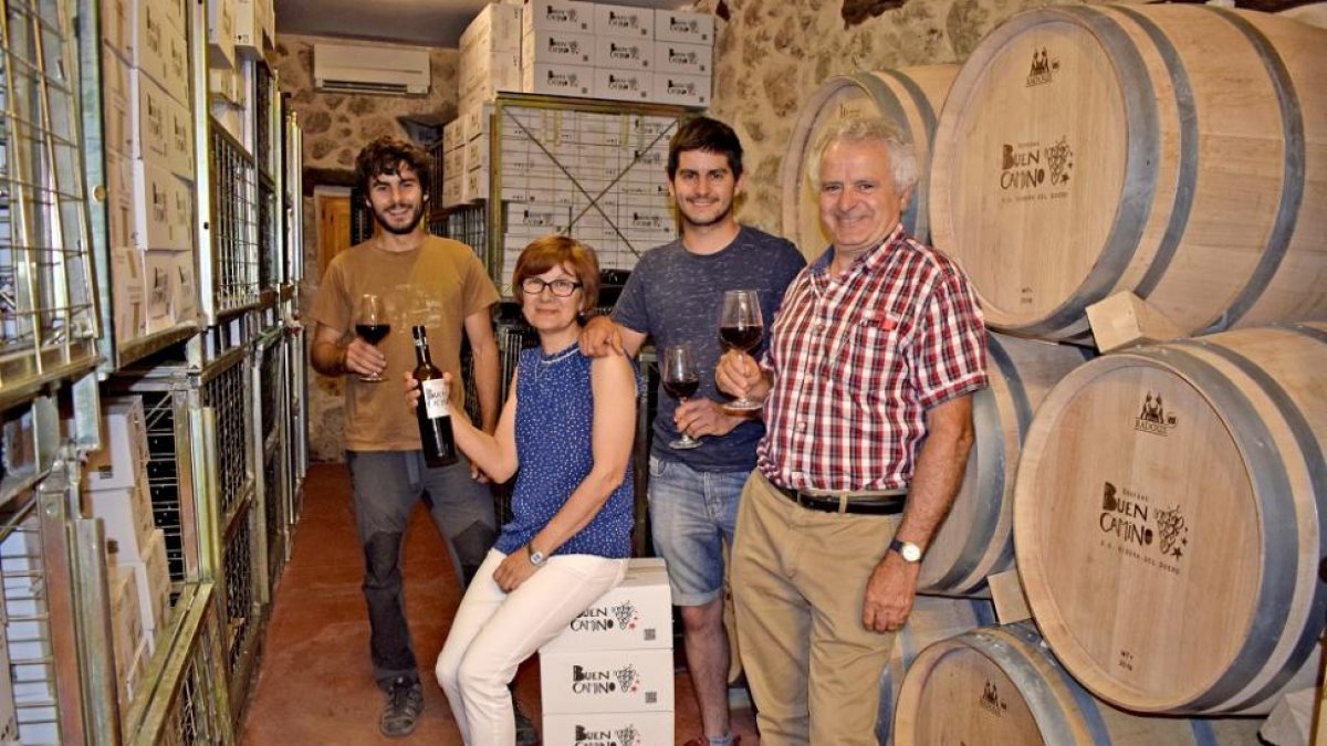 Javier y Lucinda, con sus hijos, en el interior de la bodega de Tórtoles de Esgueva.-ARGICOMUNICACIÓN