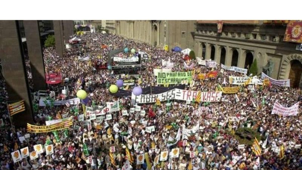Manifestación contra el trasvase del 2003 en la plaza del Pilar de Zaragoza.-