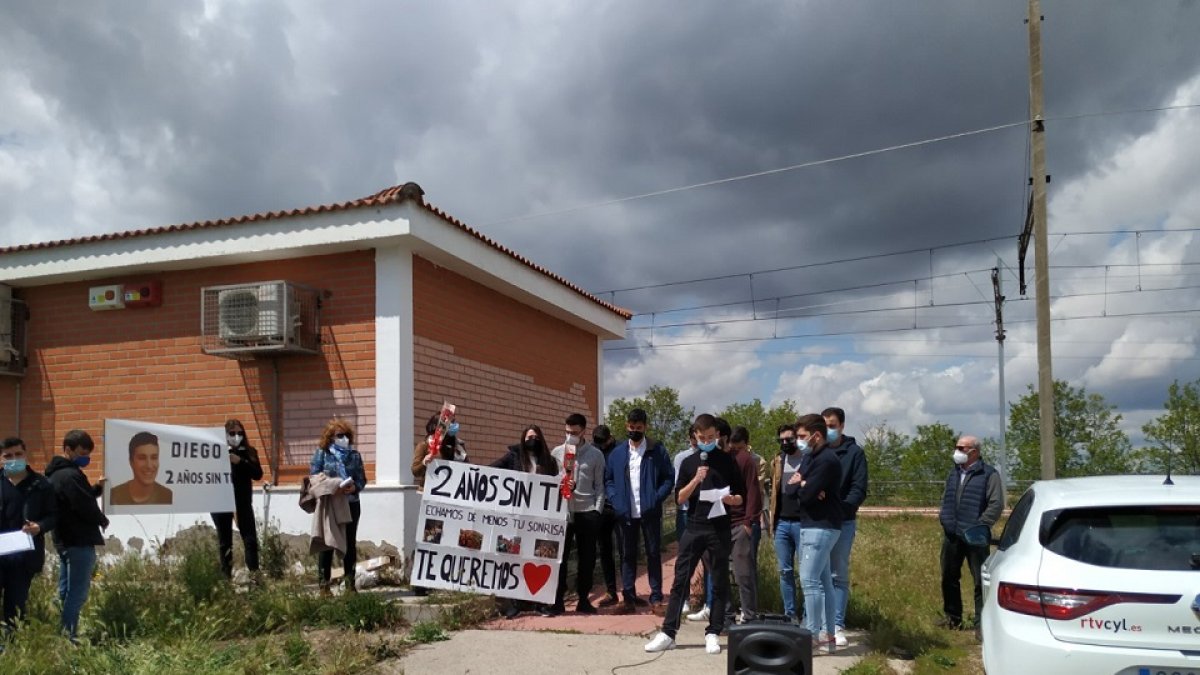 Concentración en recuerdo del joven arroyado por un tren en Matapozuelos. / E.M.