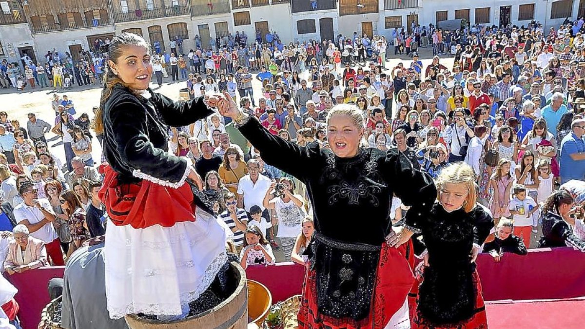 La ‘lagarera’ procede al tradicional pisado de la uva ante el público en la Plaza del Coso.-REPORTAJE GRÁFICO: SANTIAGO G. DEL CAMPO