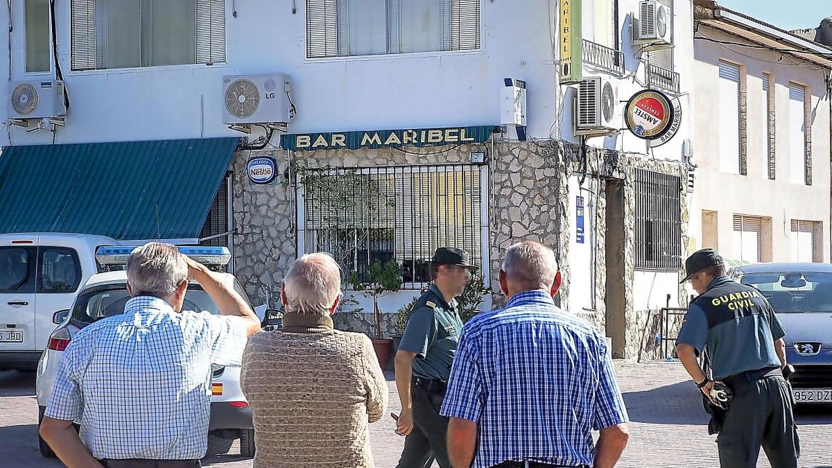 Varios vecinos observan el exterior del bar en el que se produjo el suceso.-MIGUEL ANGEL SANTOS