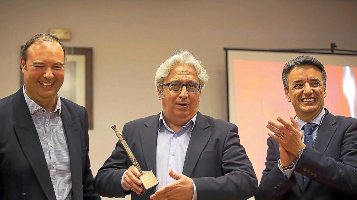 El alcalde de Tudela de Duero, Javier Potente, el humorista Leo Harlem y el director general de Competitividad, Jorge Morro, ayer, en la entrega del premio.-ICAL