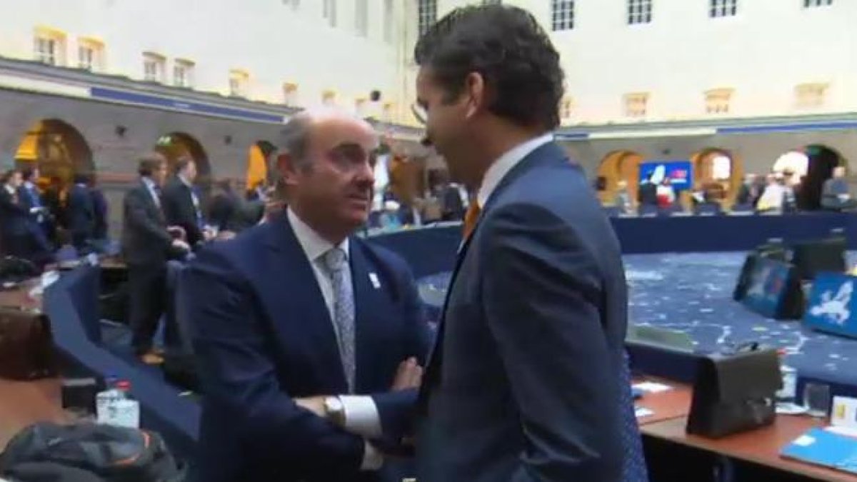 Conversación del ministros Luis de Guindos con el presidente del Eurogrupo, Jeroen Dijsselbloem.-