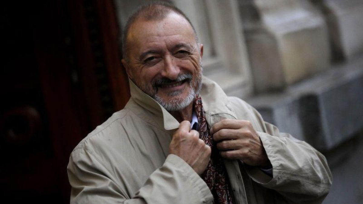 Arturo Pérez Reverte, en la puerta de la Real Academia Española.-JOSE LUIS ROCA