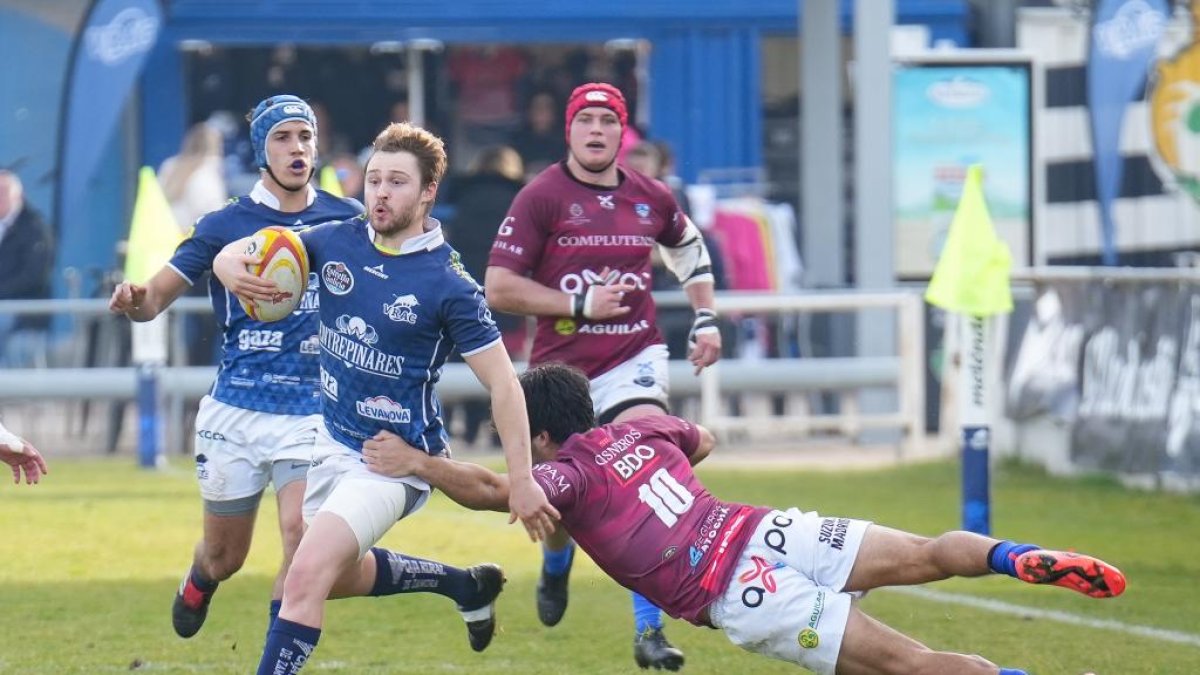 El VRAC Quesos Entrepinares se dispone a hacer un ensayo ante Complutense. / J. M. LOSTAU