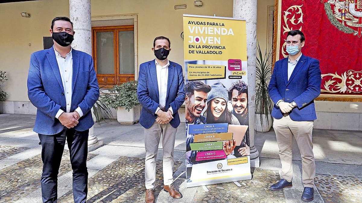 Javier González, Conrado Íscar y David Esteban en la presentación del Plan Provincial de Vivienda, ayer. EL MUNDO