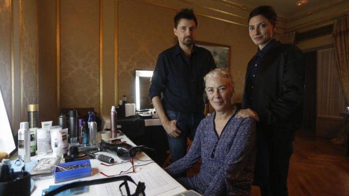 Ramón Salazar, con las actrices Susi Sánchez (en el centro) y Barbara Lennie, en el rodaje de 'La enfermedad del domingo'.-JULIO CARBO