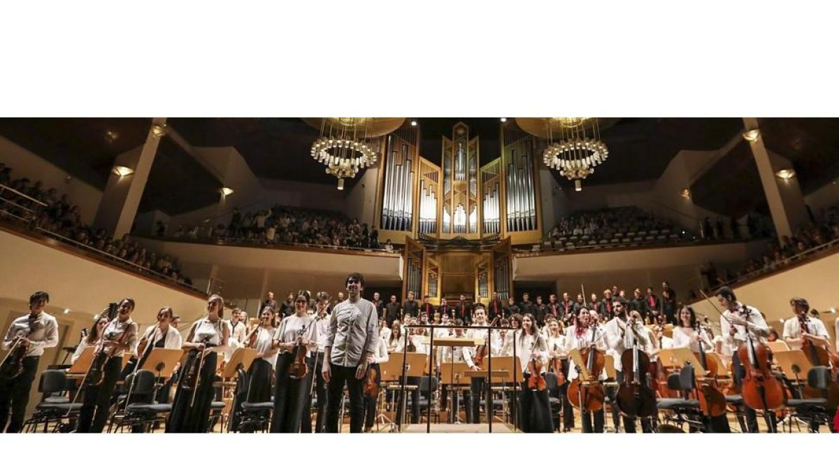 El joven Alejandro Puerta con la Joven Orquesta de Estudiantes y Colegios Mayores, el pasado jueves, durante su debut en el Auditorio Nacional ante 1.800 espectadores.-J. C. ARÉVALO