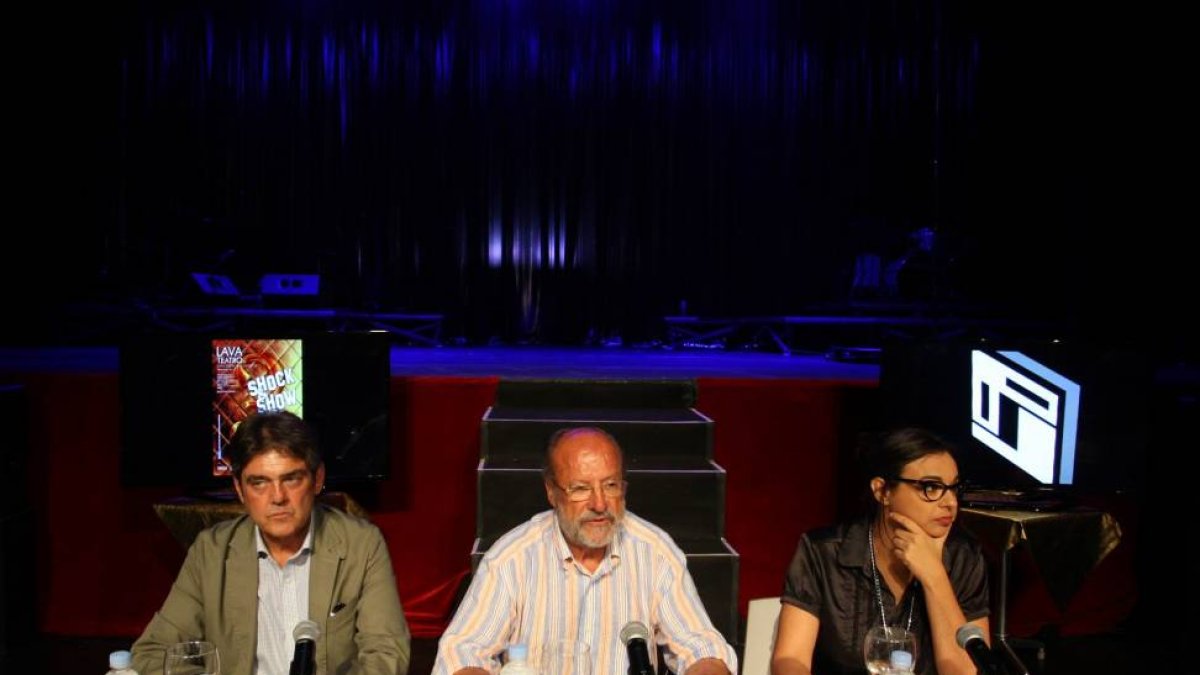 El alcalde de Valladolid, Francisco Javier León de la Riva, el gerente de la FMCVA, José María Viteri, y la directora de la obra , Nina Reglero (D), presentan el espectáculo 'Shock & Show 3'-Ical
