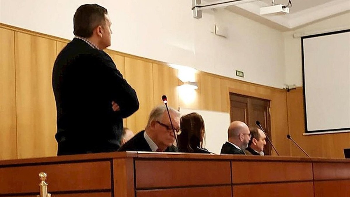 El ex alcalde de Valdestillas, Jesús Román (de espaldas), comparece en la Audiencia provincial, ayer. EUROPA PRESS