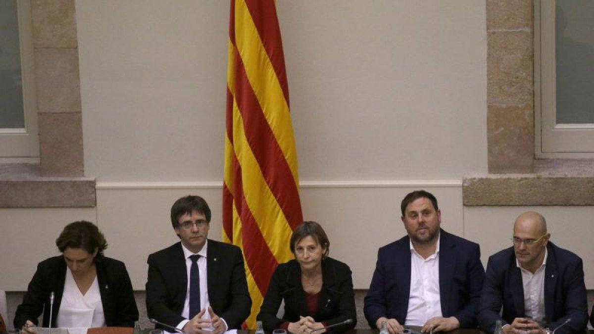 De izquierda a derecha:  Ada Colau, Carles Puigdemont, Carme Forcadell, Oriol Junqueras, y Raül Romeva, en el Parlament de Catalunya, el viernes.-Manu Fernandez / AP
