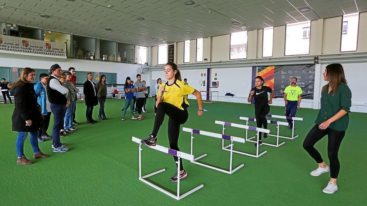 Carolina García enseña técnica de vallas.-D.V.