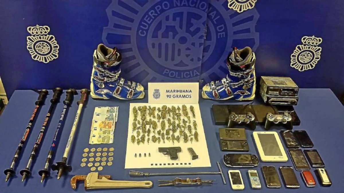 Bolsas de marihuana y objetos decomisados por la Policía-El Mundo