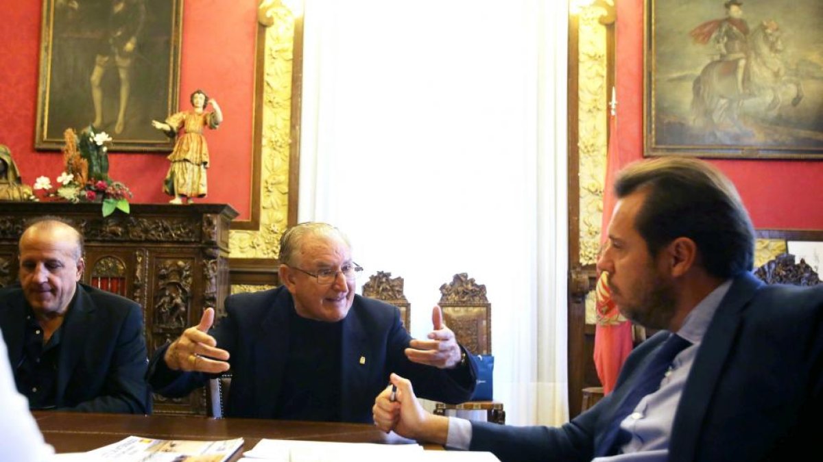 El alcalde de Valladolid, Óscar Puente, se entrevista con el misionero Nicolás Castellanos-Ical