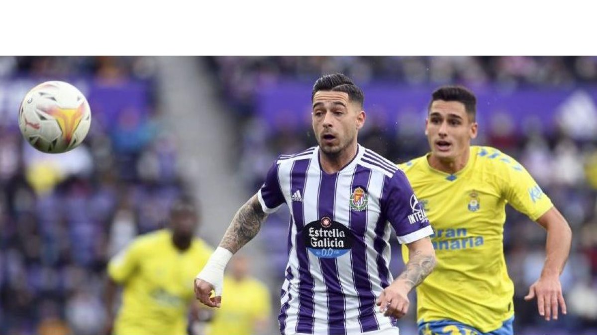 León espera a recibir el balón ante Coco. / LA LIGA