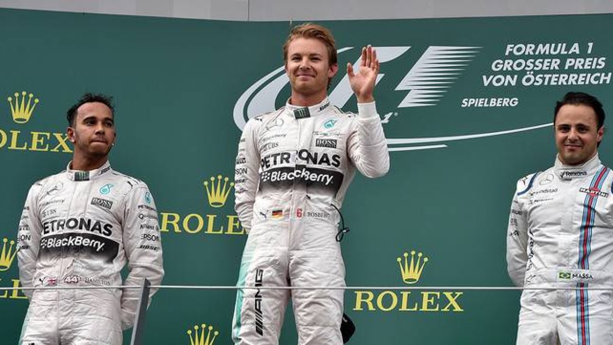 Nico Rosberg saluda al público desde lo alto del podio tras ganar el GP de Austria por delante de Lewis Hamilton y Felipe Massa.-Foto: AFP / ANDREJ ISAKOVIC