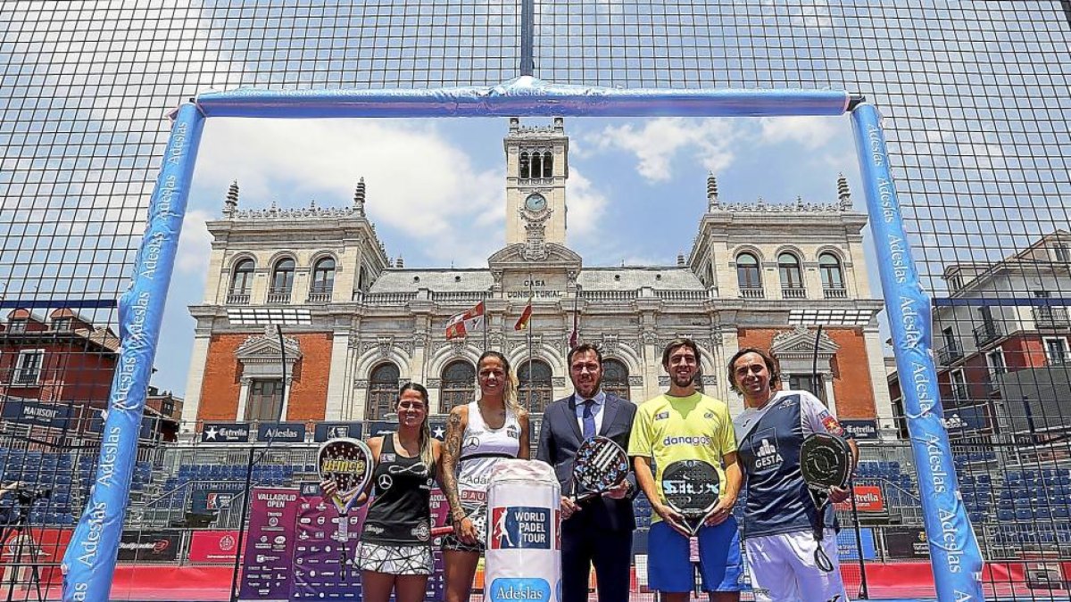 María del Carmen Villalba, Alba Galán, Óscar Puente, Lucho Capra y Godo Díaz posan en la pista con el Ayuntamiento como testigo.-E. M.